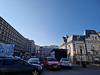 Fotografie realizată de Dignitas în martie 2024, ce arată intrarea auto în parcarea subterană a Pieței Amzei, cu acces din strada Biserica Amzei. Intrarea în parcare este blocată de o mașină parcată la suprafață, semn că parcarea subterană nu este folosită.