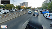 Captură de ecran de pe Google Maps (mod Street View), reprezentând o stație de tramvai de pe linia 1 (10), pe Șoseaua Mihai Bravu, care nu este modernizată. Imagine realizată de Google Maps în august 2023.