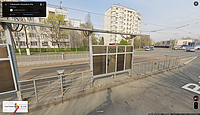 Captură de ecran de pe Google Maps (mod Street View), reprezentând o stație de tramvai (nemodernizată) de pe linia 40, pe bulevardul 1 Decembrie 1918. Imagine realizată de Google Maps în aprilie 2023.