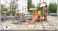 Captură de ecran din video-ul (și anunțul) publicat de Piedone pe 17 mai 2021, pe pagina sa de Facebook. În imagine am marcat cu săgeată roz benzinăria Petrom care se vede în spatele locului de joacă.