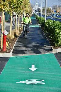 Imagine preluată dintr-un comunicat de presă al Primăriei Sector 6, despre Valea Largă. În imagine se observă că există un spațiu verde între pista de bicicletă și trotuar, dar nu putem estima din imagine lățimea exactă a spațiului verde.