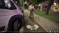 Captură de ecran din video-ul publicat de Daniel Băluță pe contul său oficial de Facebook, pe 5 august 2020. În imagine se vede că pista de biciclete este plasată între spațiul verde de pe trotuar și zona de parcare a mașinilor, de pe partea carosabilă a Șoselei Giurgiului.