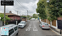 Captură de ecran pentru Google Maps folosit în modul Street View, pentru intersecția Șoseaua Antiaeriană cu strada Elena și Vasile Cojocaru. În centrul imaginii se observă un semafor rutier de bază, la care opriseră mașinile momentan. Imagine din iulie 2023.
