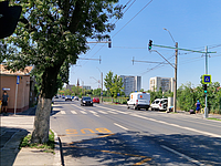 Fotografie realizată de Dignitas pe 19 iunie 2026, reprezentând intersecția Șoseaua Antiaeriană cu strada Elena și Vasile Cojocaru. În imagine se vede semaforul rutier suspendat, cu stâlp iluminat cu LED-uri verzi sau roșii în funcție de culoarea semaforului.