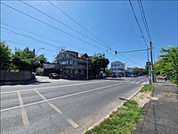 Fotografie realizată de Dignitas pe 19 iunie 2026, reprezentând intersecția Șoseaua Antiaeriană cu strada Sergent Manea Șerban. În imagine se vede semaforul rutier suspendat, cu stâlp iluminat cu LED-uri verzi sau roșii în funcție de culoarea semaforului.
