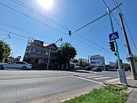 Fotografie realizată de Dignitas pe 19 iunie 2026, reprezentând intersecția Șoseaua Antiaeriană cu strada Sergent Manea Șerban, și spălătoria auto Edy Tech Quick Wash ca punct de reper.